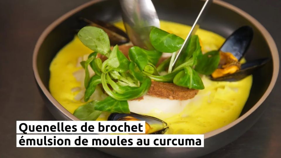 A feu doux : La Marmite Beaujolaise #02 Quenelles de Brochet Moelleuses au Céleri et Émulsion de Moules au Curcuma