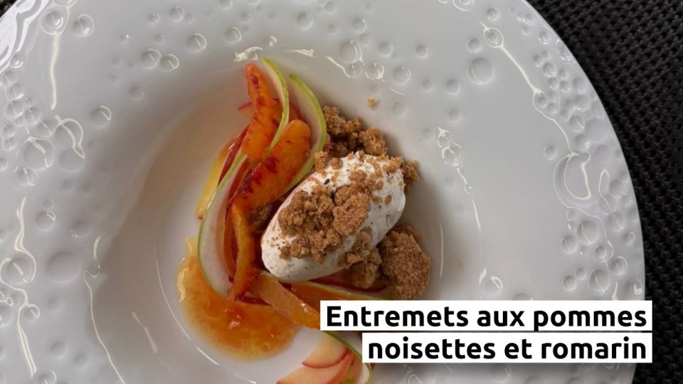 A feu doux : Les Roses #5 Entremets aux pommes, noisettes et romarin